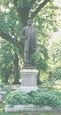 Davis's bronze statue at Hollywood Cemetery